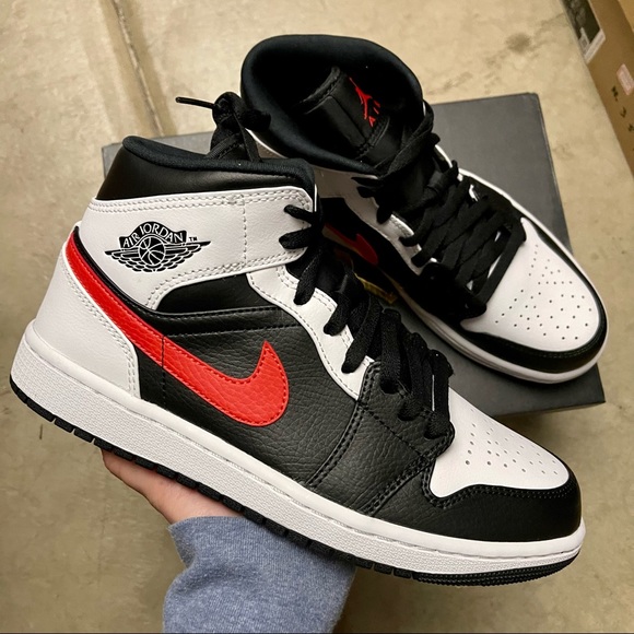 ❤️🖤🤍 Men’s Nike Air Jordan 1 mid black white shoes - Picture 4 of 5